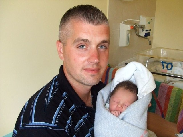Szymon RosinskiSzymon Rosinski urodzil sie w środe, 7 lipca. Wazyl 3250 g i mierzyl 56 cm. Jest pierwszym dzieckiem Edyty i Artura z Malkini Górnej