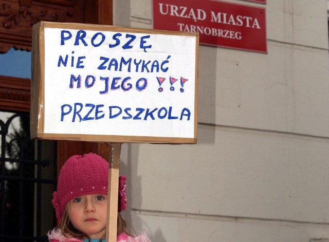 Rodzice dzieci z tarnobrzeskich przedszkoli apelują do innych rodziców o wzięcie udziału w pikiecie podczas czwartkowej sesji Rady Miasta.