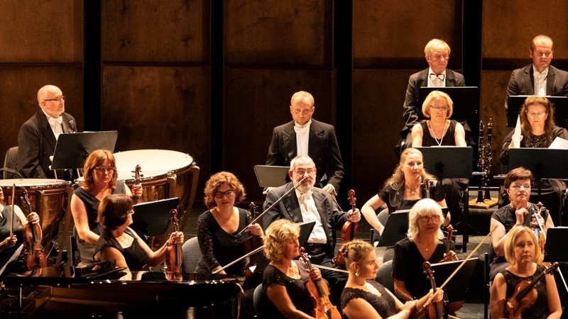 Piotr Adamczyk, jako Robert Turski, muzyk filharmonii. W...