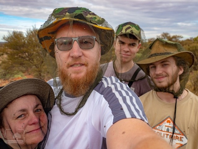 Rodzina Doganowskich z Zielonej Góry. Na zdjęciu już w trakcie podróży po Australii - bardzo dokuczały im muchy. Agnieszka, Wojciech, Filip i Kamil Doganowscy.