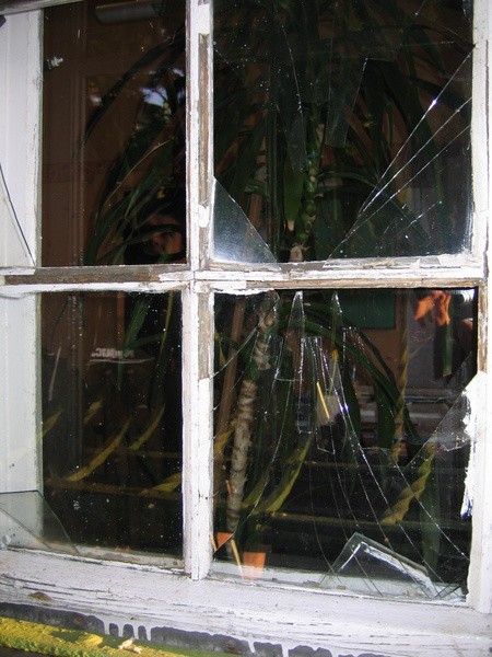 W pięciu oknach iłowskiej szkoły chuligani wybili 40 szyb.