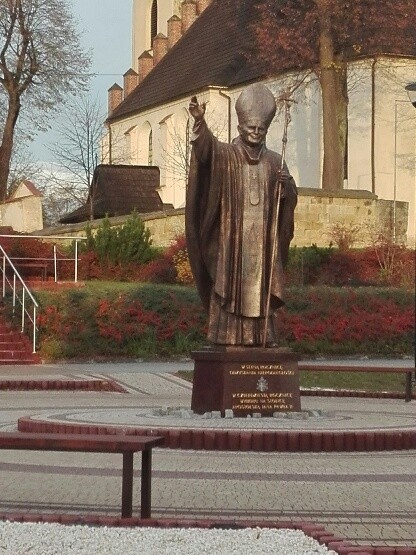 Pomnik św. Jana Pawła II już stoi w Sieprawiu. Jest pamiątką...