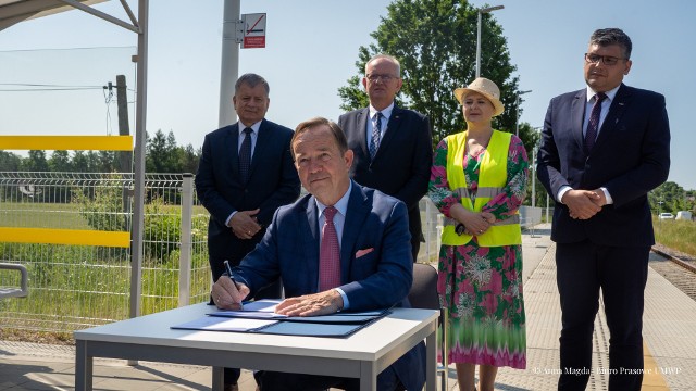 Zawarcie umowy na budowę bezpiecznego przejazdy i nowego układu dróg w Rzemieniu miało miejsce dzisiaj na peronie w tej miejscowości.