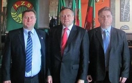 Jerzy Kula (w środku) ponownie został prezesem Ludowych Zespołów Sportowych. W skład Rady Wojewódzkiej weszli Sławomir Trybek (z lewej) i Dariusz Lisowski.