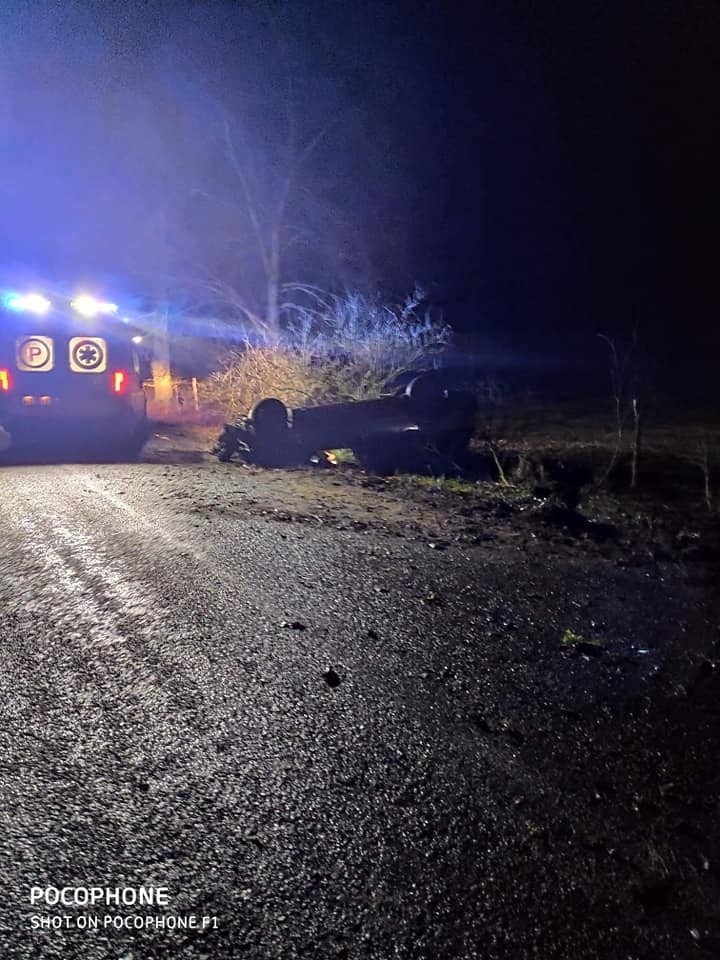 Bugzy-Święchy. Wypadek w gminie Chorzele. Samochód osobowy dachował, 16.12.2019