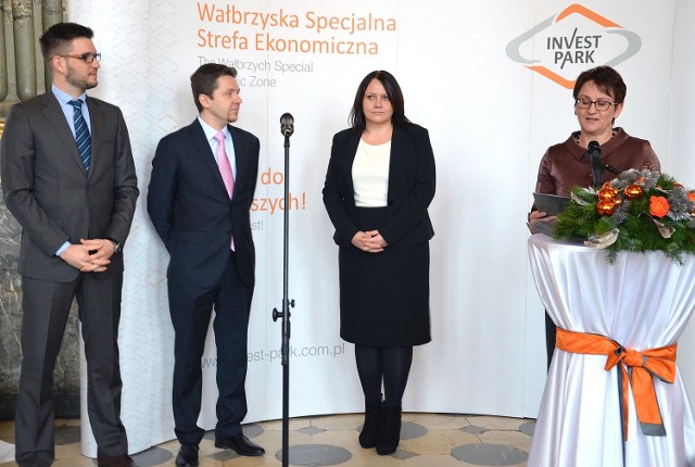 Kolejne inwestycje w wałbrzyskiej strefiePrzedstawiciele Rhenus Logistic oraz po prawej Barbara Kaśnikowska, prezes WSSE
