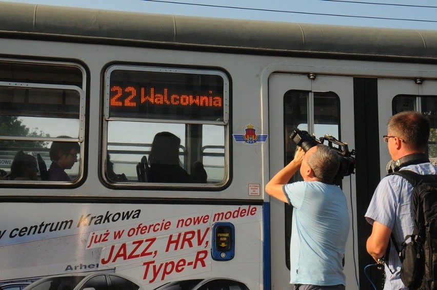 Wielkie czytanie w tramwaju nr 22. Stop agresji wobec innych języków [WIDEO, ZDJĘCIA]