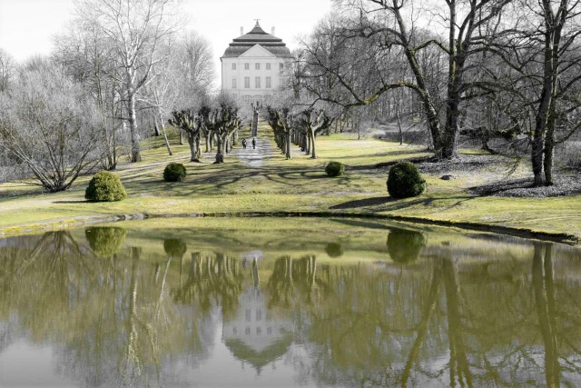 To był kolejny zorganizowany przez Starostwo Powiatowe w Bydgoszczy konkurs fotograficzny, tym razem także plastyczny - „Śladami zabytków powiatu bydgoskiego”.  Zdjęć nadesłano sporo, prac plastycznych niewiele.  Ale warto było.Ważne, że swe prace nadsyłają także młodzi mieszkańcy powiatu bydgoskiego. 12-letni Kacper Jagielski z Koronowa w zeszłym  roku został wyróżniony, w tym zasłużył na drugą nagrodę. Pierwszą przyznaliśmy Hannie Kulągowskiej-Puzio, także z Koronowa. Jej prace mieliśmy okazję już podziwiać, także na wystawie w Centrum Kultury „Synagoga” w Koronowie. Więcej wiadomości z Koronowa i okolic na www.pomorska.pl/koronowo;nf[/a]Ważne też, że swe prace nadsyłają na konkurs powiatu bydgoskiego również mieszkańcy Bydgoszczy. Bydgoszczanin Waldemar Gąsiorowski za „Zabytkową dzwonnicę w Mąkowarsku”  otrzymał wyróżnienie. Zasłużyła na nie także Hanna Sas z Koronowa -  za rysunek kościoła w Nowej Wsi Wielkiej. Hanna Kulągowska - Puzio z Koronowa fotografuje nie tylko zabytki Koronowa. Wyrusza z aparatem także w teren. Za „Pałac stary w Ostromecku” otrzymała pierwszą nagrodę