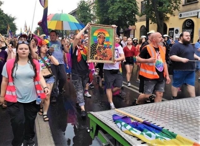 Do zdarzenia miało dojść 21 sierpnia 2021 roku podczas trzeciego marszu równości w Częstochowie. Sąd umorzył postępowanie
