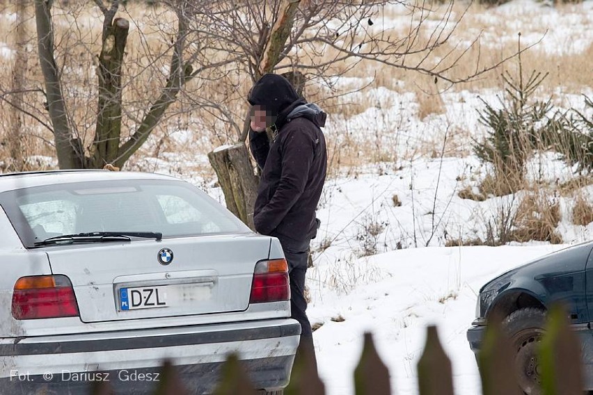 Strzelanina pod Wałbrzychem. Rzucili się na policjantów z nożami. Funkcjonariusz użył broni ZDJĘCIA