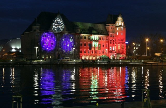 Efektowna iluminacja budynku Izby Celnej na Łasztowni zakończyła dzień otwarty siedziby szczecińskich celników. Oświetlenie zużyło 3,2 kw energii, co kosztowało jedynie 1,5 zł