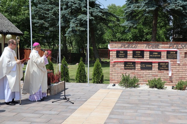 Skwer pamięci w Kaszowie poświęcił ksiądz Henryk Tomasik, biskup senior diecezji radomskiej.