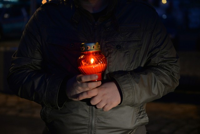 03.03.2015 gdanskplac solidarnosci . pomnik poleglych stoczniowcow . zapalanie zniczy za ofiary wladzy ktora boi sie demokracji . fot. przemyslaw swiderski