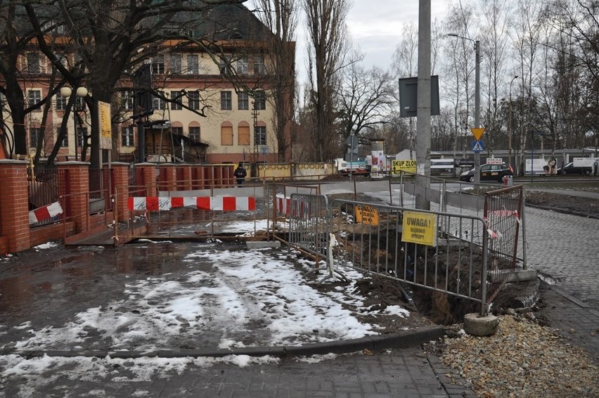 W końcu rudera przestaje straszyć. Obok dziur w oknach oraz...