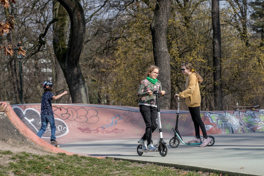 Koronawirus w Krakowie. ZZM apeluje, żebym nie korzystać z placów zabaw, boisk i siłowni plenerowych