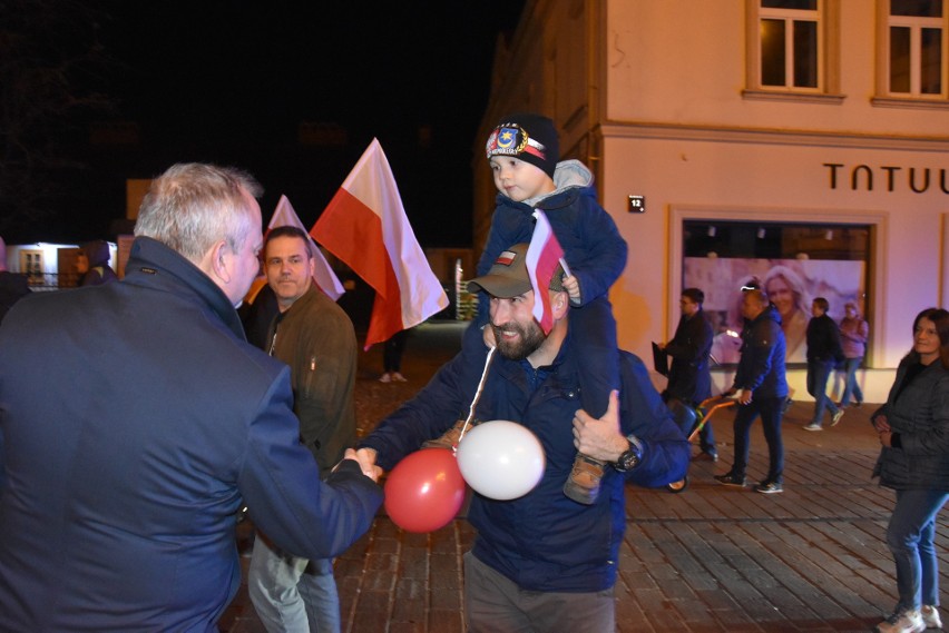 Przez Tarnów przeszedł Marsz Niepodległości. Uczestnicy nieśli ogromną biało-czerwoną flagę, a na koniec wspólnie odśpiewali hymn na Rynku