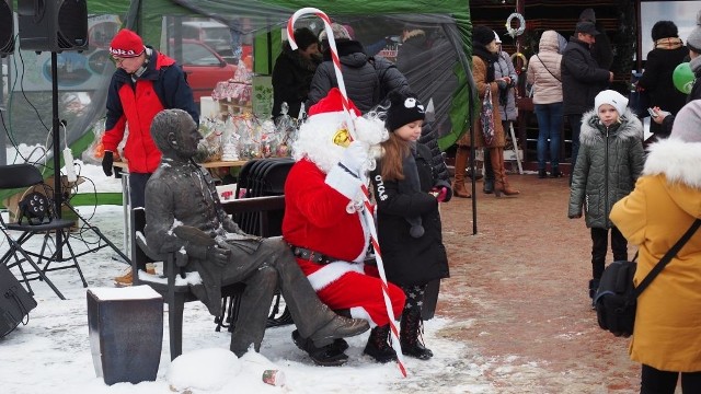 Święty Mikołaj tez przyszedł na bożonarodzeniowy jarmark w Przysusze.