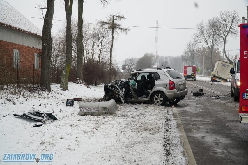 Zbrzeźnica. Wypadek zablokował DK63. Ciężarówka zderzyła się z osobówką. Nie żyje mężczyzna [ZDJĘCIA]