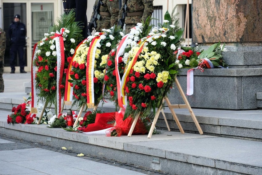 Uroczyste złożenie kwiatów pod pomnikiem Marszałka Józefa...