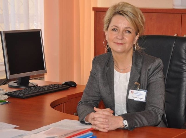 Beata Jakubowska za dyrektorskim biurkiem, jako pierwsza kobieta w historii szkoły, zasiadła we wrześniu 2011 roku.