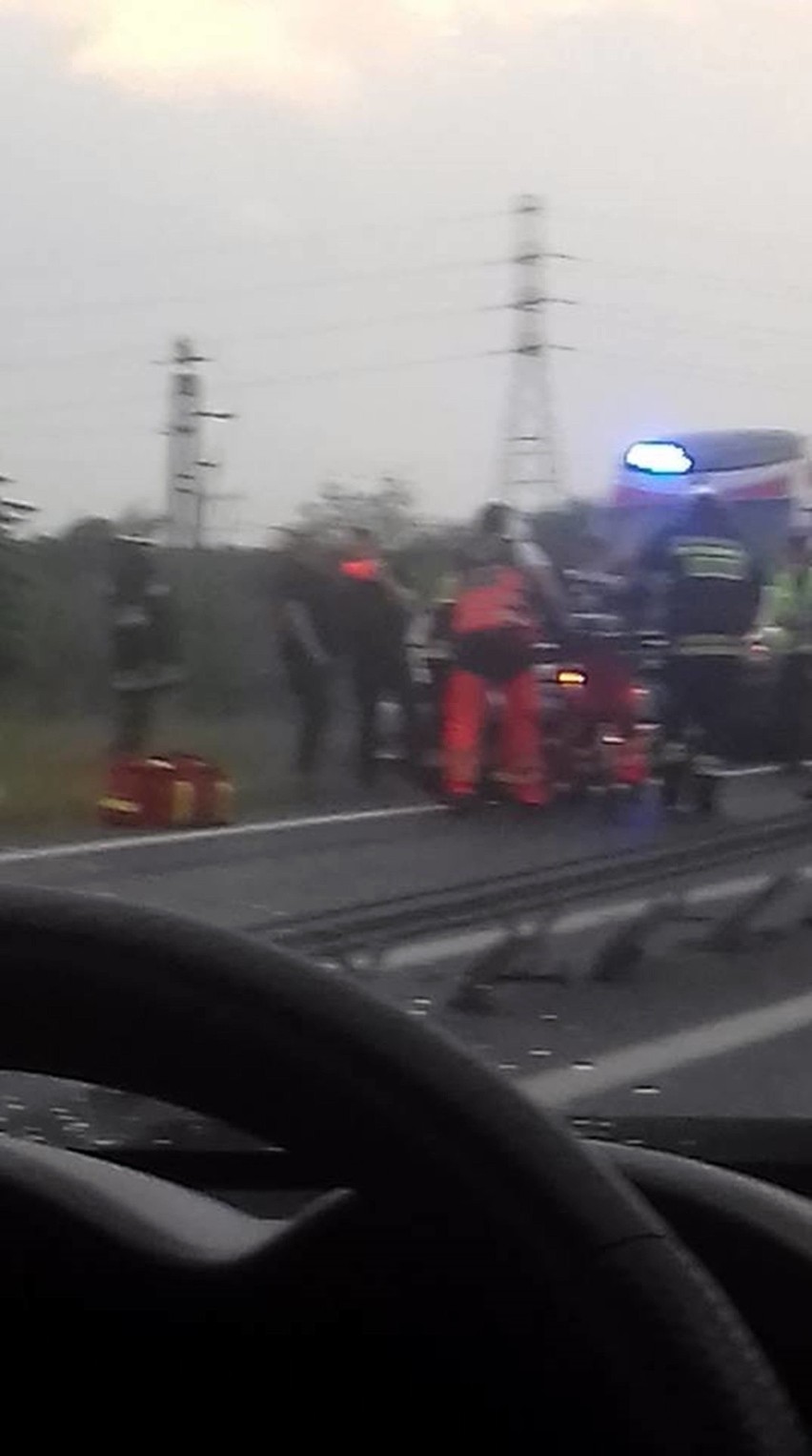 Wypadek na obwodnicy Kobylanki. Mercedes wjechał w liny i bariery energochłonne. Kierowca w szpitalu