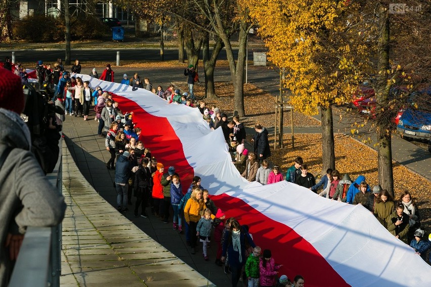 Uczniowie z 300-metrową flagą Polski przeszli ulicami Szczecina [WIDEO, ZDJĘCIA]