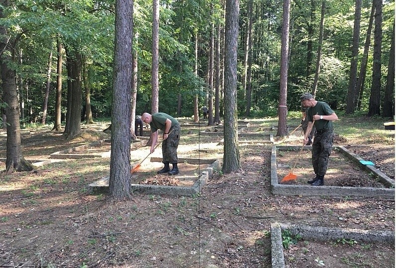 Tuchów. Kolejny cmentarz wojenny uporządkowany [ZDJĘCIA]