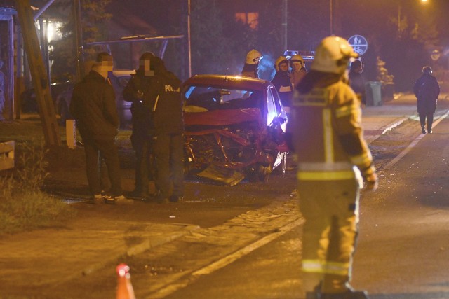 Do dramatycznego wypadku doszło w poniedziałek, 6 grudnia, kilka minut po godzinie 19. W Dąbroszynie zderzyły się trzy samochody, w tym auto dostawcze. Dwuletnie dziecko zostało odwiezione do szpitala. Aktualizacja - 7.12.2021, godz. 8.00Z informacji policji wynika, że na szczęście dziecko, które pojechało do szpitala, nie odniosło żadnych poważnych obrażeń. Zdarzenie, choć wyglądało poważnie, zostało zakwalifikowane jako kolizja. Z relacji świadków wiemy, że samochody zderzyły się, ponieważ jeden z kierowców prawdopodobnie wymusił piewszeństwo. Pierwsze informacjeByliśmy na miejscu wypadku. Doszło do niego na niewielkim łuku drogi w Dąbroszynie, na drodze wojewódzkiej nr 132. Jedna z osobówek została mocno rozbita, ma zmiażdżony przód. Drugi samochód osobowy ma otarty bok. Po drugiej stronie jezdni stało uszkodzone auto dostawcze, które również miało uszkodzoną przednią część pojazdu. Na razie nie wiadomo jak doszło do wypadku. - Wiemy, że w zdarzeniu uczestniczyły trzy pojazdy. Na miejscu pracują policjanci, którzy ustalają przebieg tego zdarzenia - mówi podkomisarz Grzegorz Jaroszewicz, oficer prasowy Komendy Miejskiej Policji w Gorzowie Wlkp.Do wypadku doszło w Dąbroszynie:W wyniku wypadku do szpitala odwieziono dwuletnie dziecko. Początkowo mówiło się aż o pięciu poszkodowanych osobach. Na miejsce, poza policjantami, zostały skierowane cztery zastępy straży pożarnej oraz pogotowie. Droga w miejscu zdarzenia jest zablokowana. Utrudnienia mogą się zakończyć po godzinie 21. Na razie na miejscu wciąż pracują służby. Uwaga kierowcy! Na drogach jest ślisko. W wielu miejscach asfalt pokrywa cienka warstwa szronu. Przypomnijmy, że 3 stycznia 2017 r. niemal w tym samym miejscu doszło do tragicznego wypadku. Zginęła w nim jedna osoba, a dwie zostały ranne. Więcej o tym wypadku przeczytasz tutaj: Tragiczny wypadek w Dąbroszynie. Jedna osoba nie żyje, dwie zostały ranneWideo: Tragiczny wypadek między Górzycą, a Żabicami. Nie życie trzech nastolatków.
