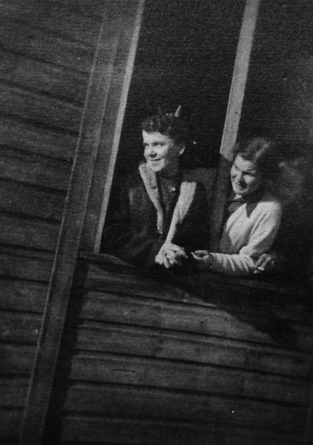 Pierwsza kierowniczka działu dokumentacji Janina Jaskowiakowa i Zofia Leszczyńska (z prawej) w poobozowym baraku nr 62, druga połowa lat 40.