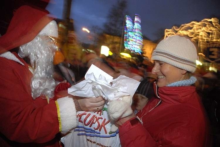 Podczas mikolajkowej imprezy przed ratuszem Maciej...