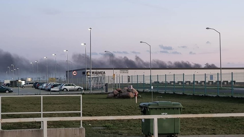 Stargard. Cztery pożary na byłym lotnisku w Kluczewie. Strażacy działają. Policja szuka podpalacza