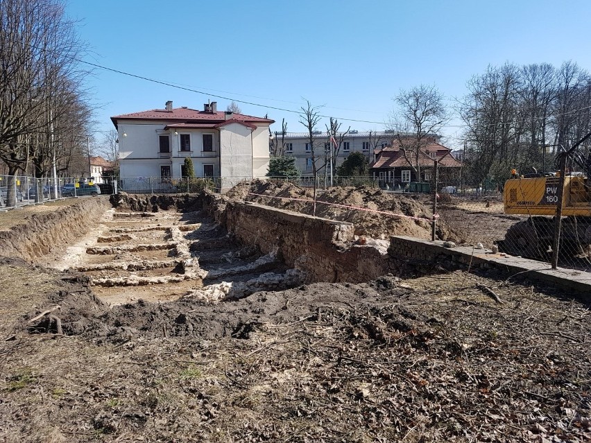 Wykopy pod budowę hali sportowej przy LO w Krzeszowicach...