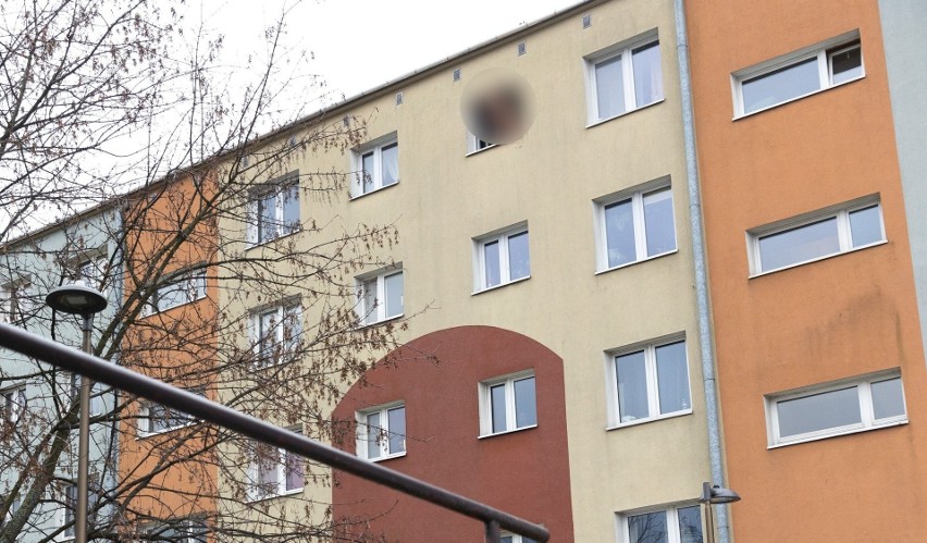 Policyjna akcja w Rzeszowie! 23-latek groził, że skoczy z okna [ZDJĘCIA]