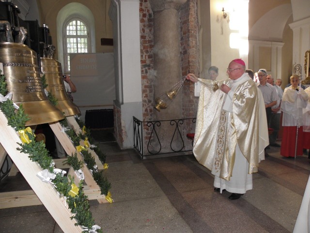 Dwa nowe dzwony poświęcił biskup Wętkowski