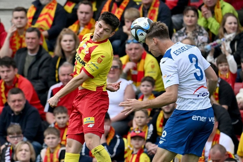 Piłkarz Korony Kielce Jakub Konstantyn i Bert Esselink z PGE...