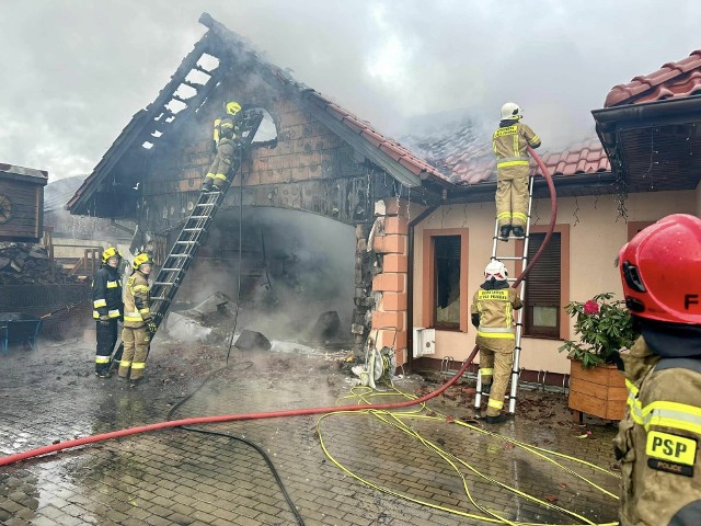 Pożar domu jednorodzinnego przy ul. Kwiatu Lotosu w Grzepnicy. Trwa zbiórka dla pogorzelców