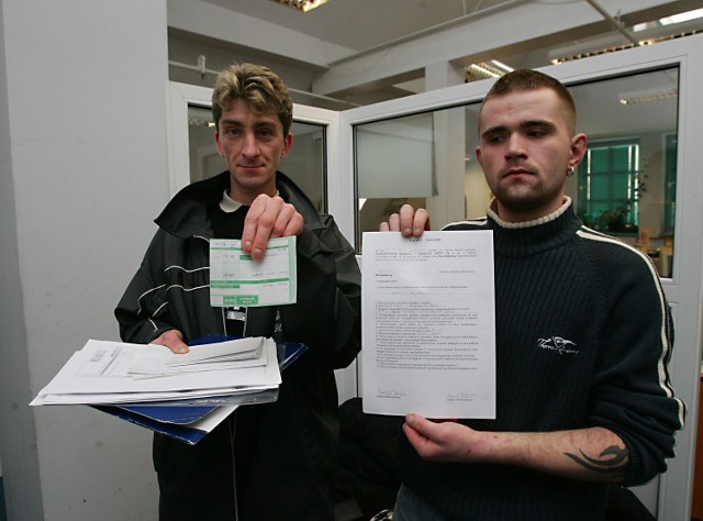 Tomasz Psiurski i Dariusz Bukowski pokazują jedne z wielu dokumentów wystawionych pracownikom przez firmę (&#8220;kasa wypłaci&#8221; oraz "umowę zlecenie&#8221;), na których nie ma żadnej pieczątki PHU JAWI.