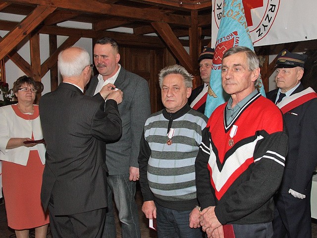 Odznaki IV stopnia odebrali Jacek Kacprzyk, Leszek Malinowski i Jerzy Uszler. Wręczał je Jerzy Daroszewski, Członek Honorowy PCK