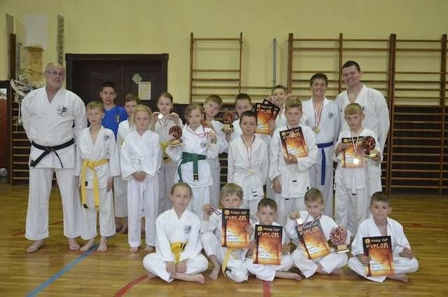 Karatecy z Międzyszkolnego Klubu Sportowego w Chełmży wrócili z toruńskich zawodów niepokonani. Sukcesy odnieśli głównie najmłodsi zawodnicy