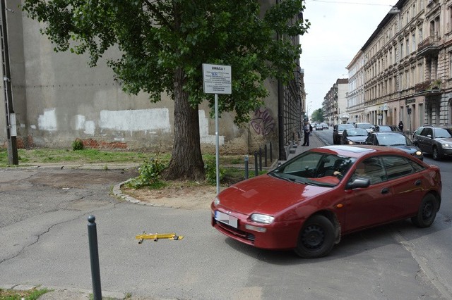 Napis na tablicy głosi: "Teren zostanie zamknięty w dniu 29.04.2018 r. Prosimy o nie parkowanie pojazdów od powyższego terminu. Pojazdy zostawione na terenie będą wydawane po kontakcie telefonicznym [tu numer - przyp. red.] z Łódzkim Zakładem Usług Komunalnych przedstawicielem Urzędu Miasta Łodzi". Nikt nie wie, jak go odczytywać.