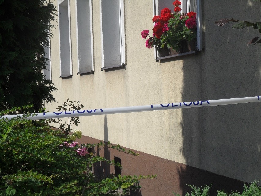 Krew na ścianie bloku przy ul. Darłowskiej w Ustce. Policja szuka nożownika                                                   