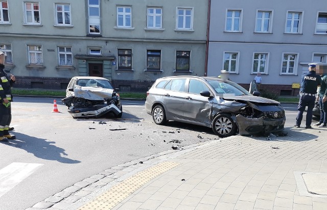 Kolizja dw&oacute;ch samochod&oacute;w na ul. Paderewskiego w Słupsku we wrześniu 2020 r.