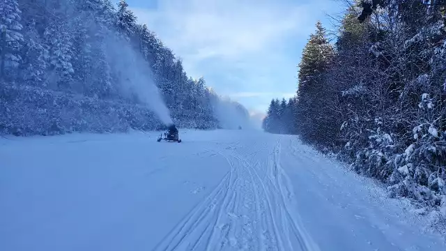 Naśnieżanie stoku w Laskowej trwa z przerwami od 3.12.2021