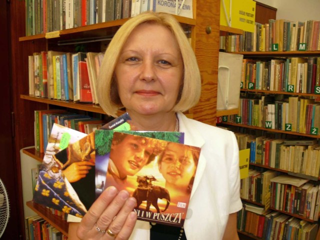 Ewa Biały, dyrektor Miejskiej Bibliotece Publicznej w Stalowej Woli, prezentuje książki nagrane na płytach CD.