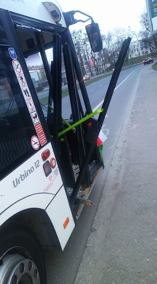 Bmw kontra autobus. Wypadek na skrzyżowaniu Sczanieckiej z Emilii Plater [ZDJĘCIA]