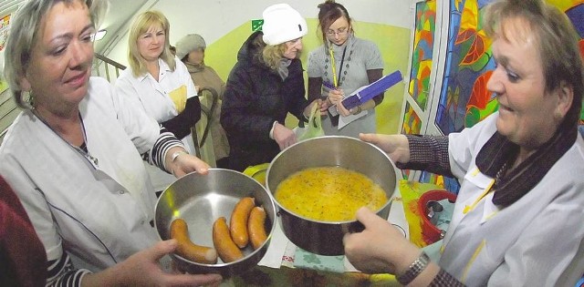 W piątek posiłki wydawały: Grażyna Pawlak, Teresa Slączka i Wioletta Bubieńczyk (w głębi)