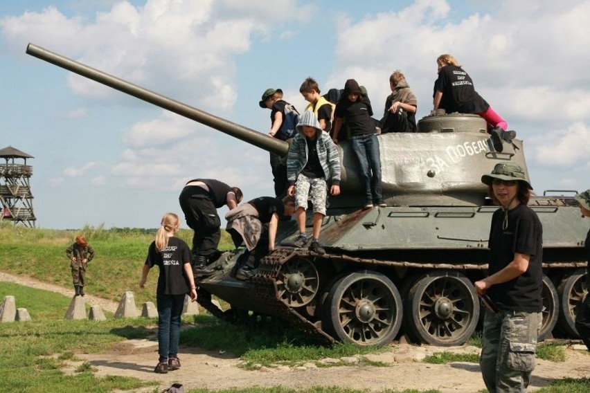 W Pniewie turystów wita radziecki czołg T-34
