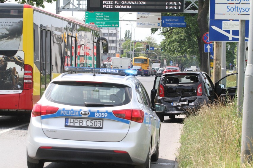 Wypadek przy Koronie. Opel uderzył w volkswagena, dwie kobiety są ranne [ZDJĘCIA]