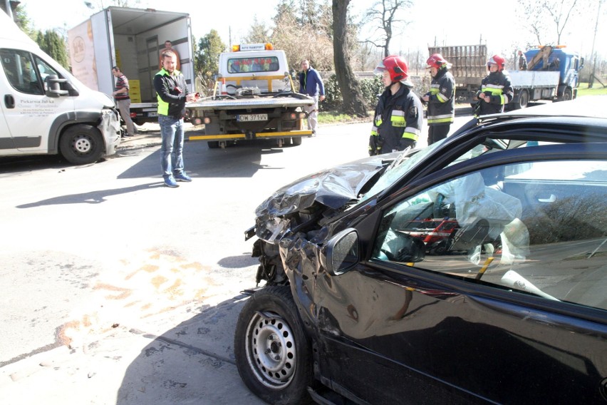 Wypadek na Brochowie. Corsa wjechała w busa z pieczywem [ZDJĘCIA]