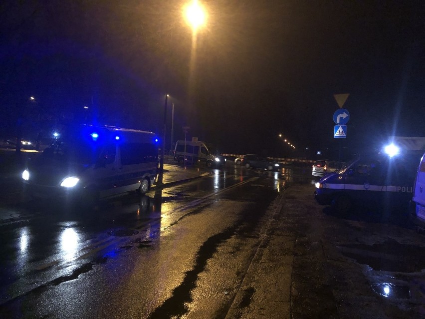 Zatrzymanie złodzieja samochodów w centrum Łodzi. W centrum Łodzi padły strzały. Uciekinier próbował potrącić policjantów ZDJĘCIA